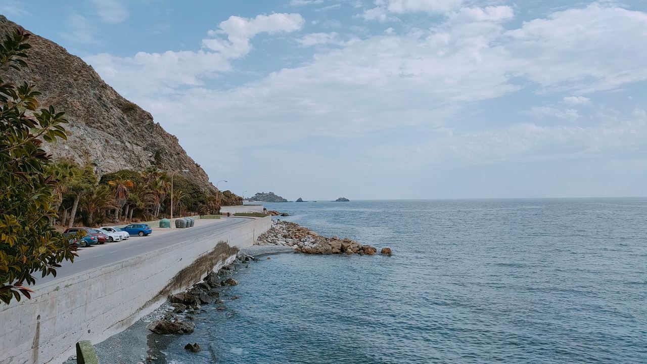 Illustrative photo: coastal road by the sea
