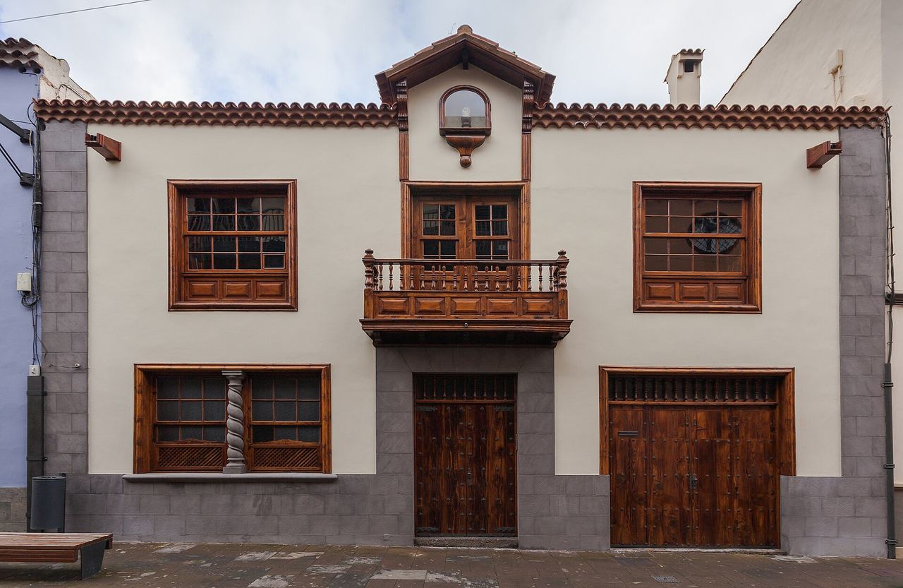 Historic house with a wooden balcony in San Cristóbal de La Laguna