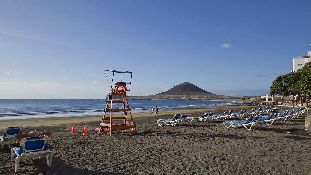 El Médano beach with Montaña Roja