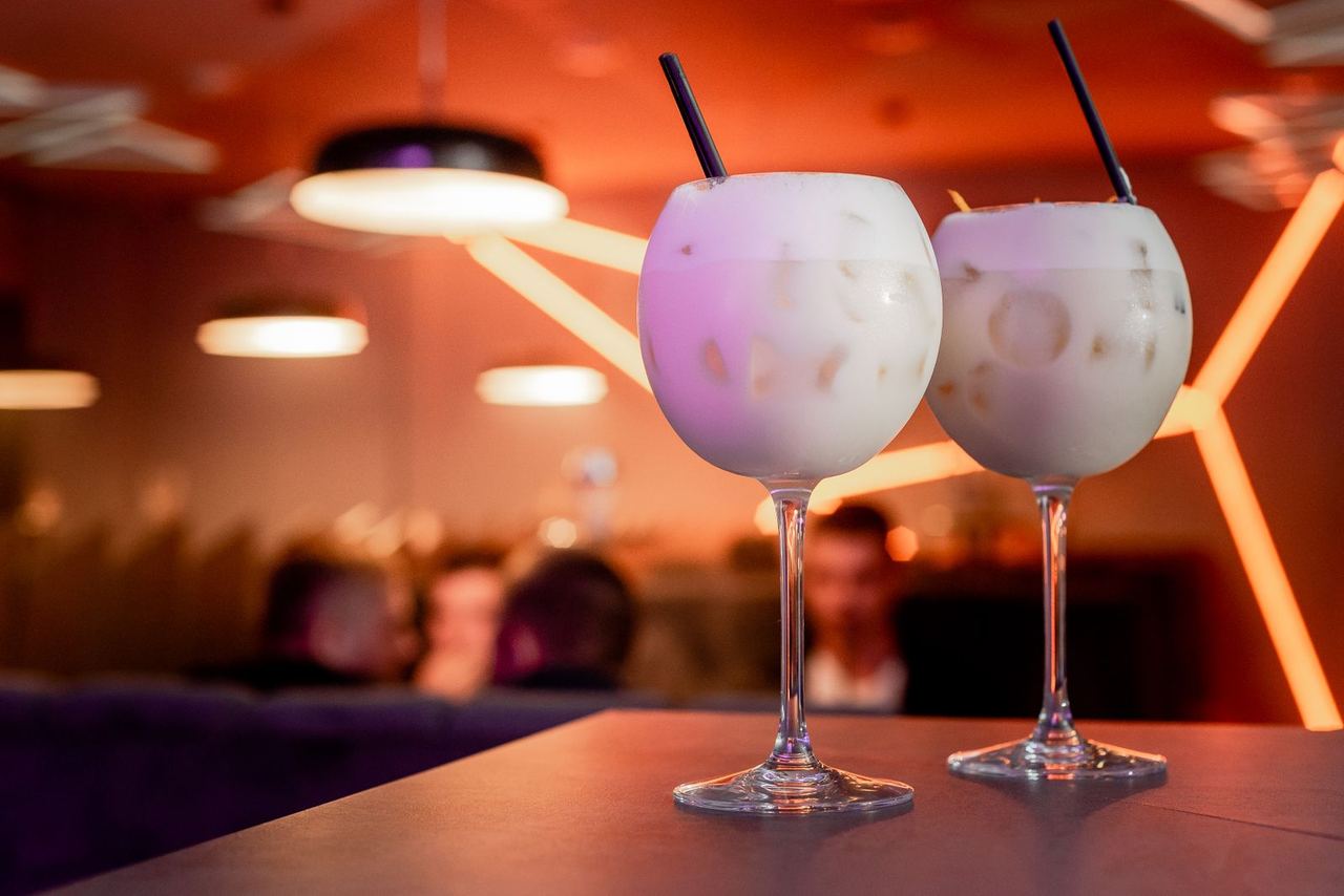 Symbolbild: Cocktails in einer Bar am Abend