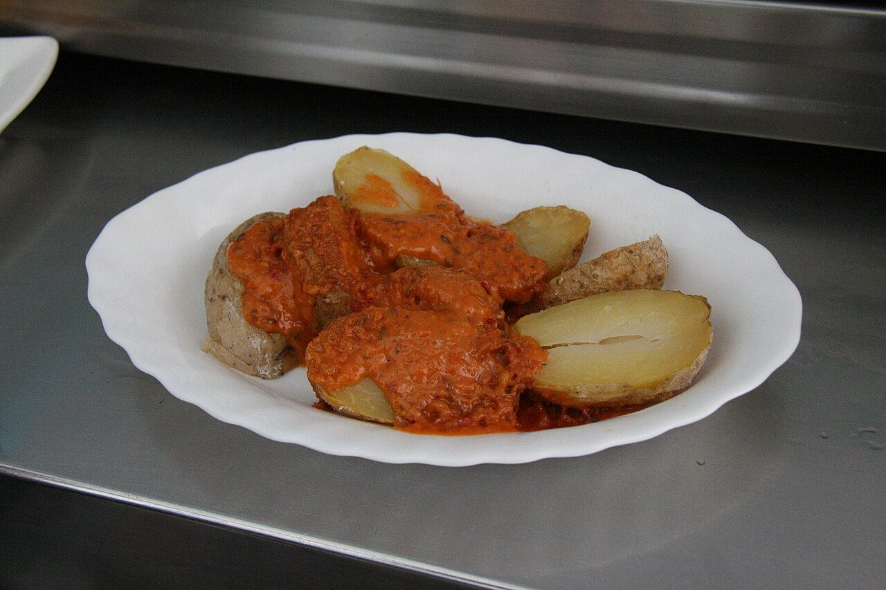 Foto ilustrativa: papas arrugadas con mojo rojo
